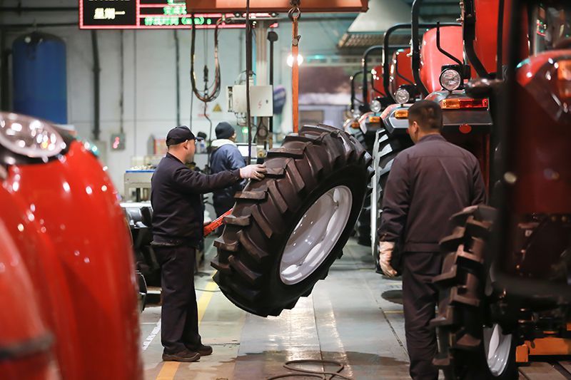Medium and small-sized tractor production lines